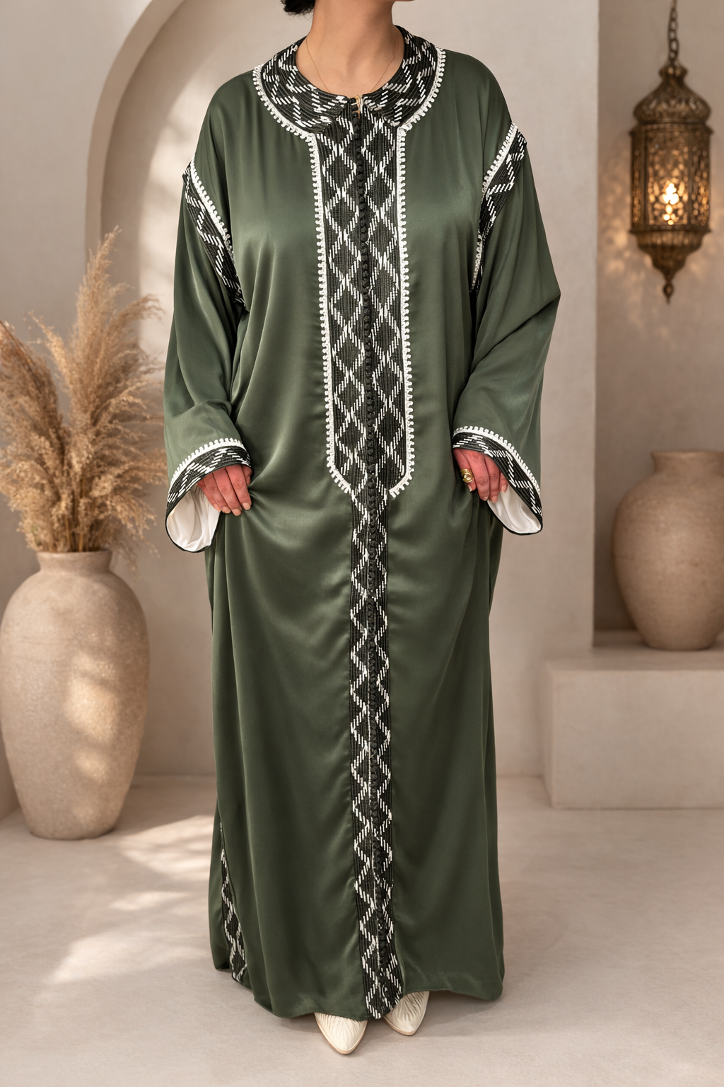 Caftan YARA Émeraude porté de face broderie - NOOR CREA