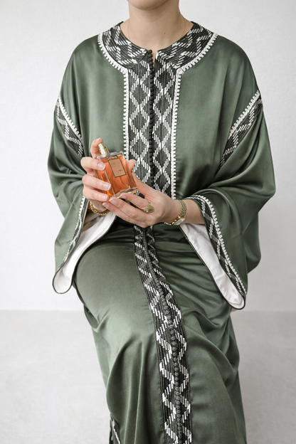 Caftan YARA Émeraude brodé fait main au Maroc - NOOR CREA