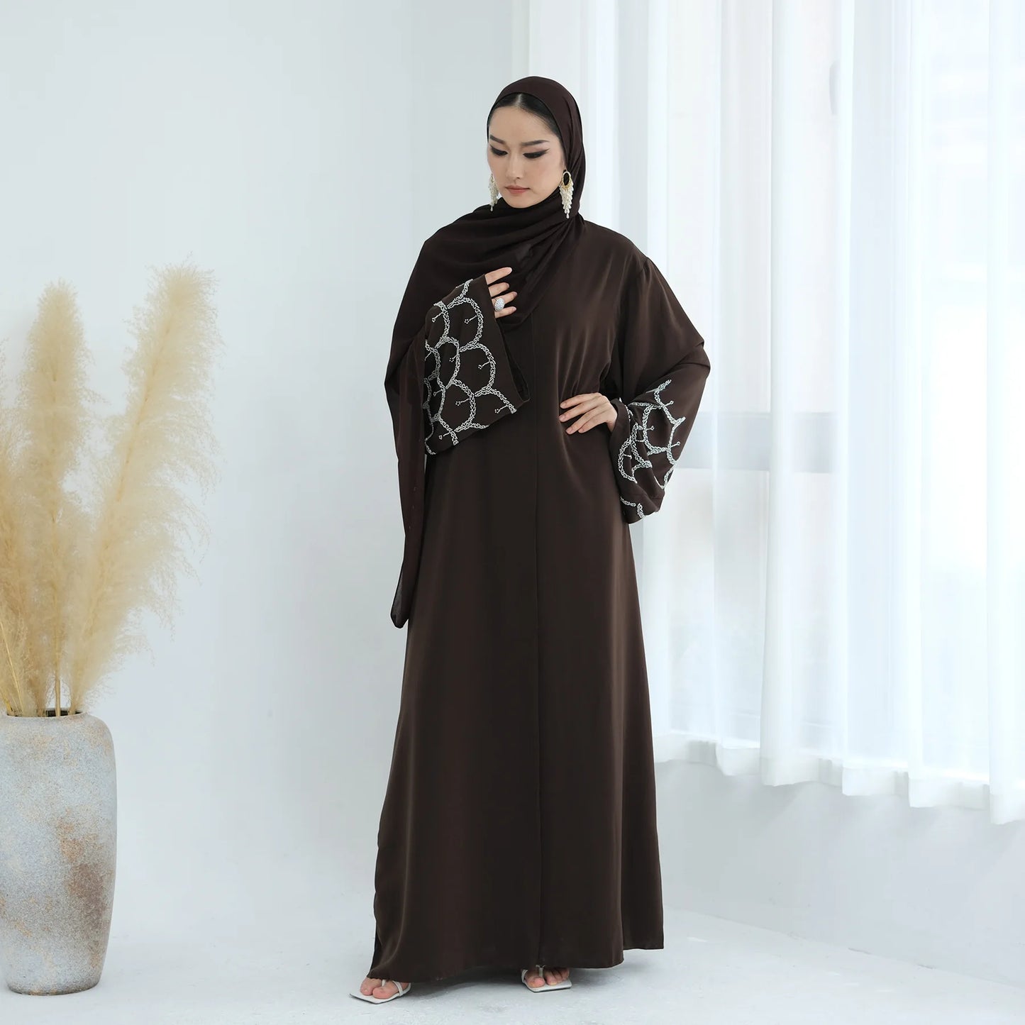 Abaya Brodée — Modèle Hana