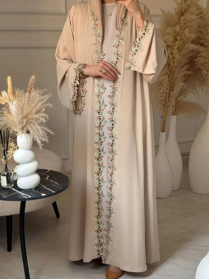 Kimono Beige Brodé — Modèle Safiya