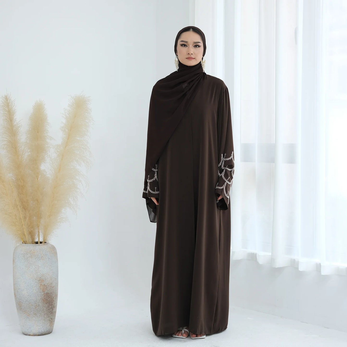 Abaya Brodée — Modèle Hana