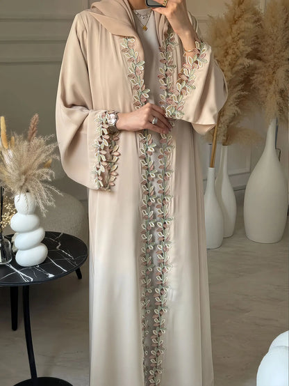 Kimono Beige Brodé — Modèle Safiya