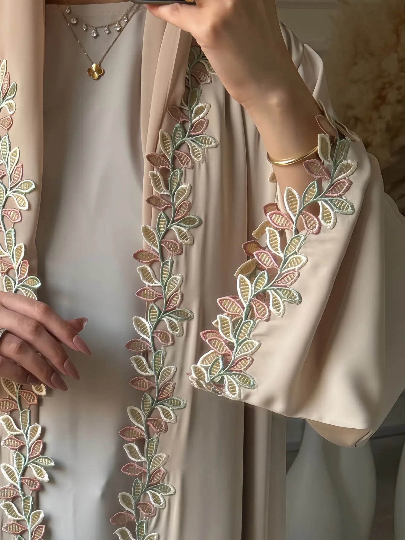 Kimono Beige Brodé — Modèle Safiya