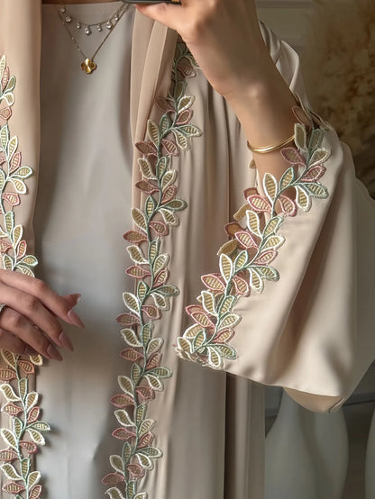 Kimono Beige Brodé — Modèle Safiya
