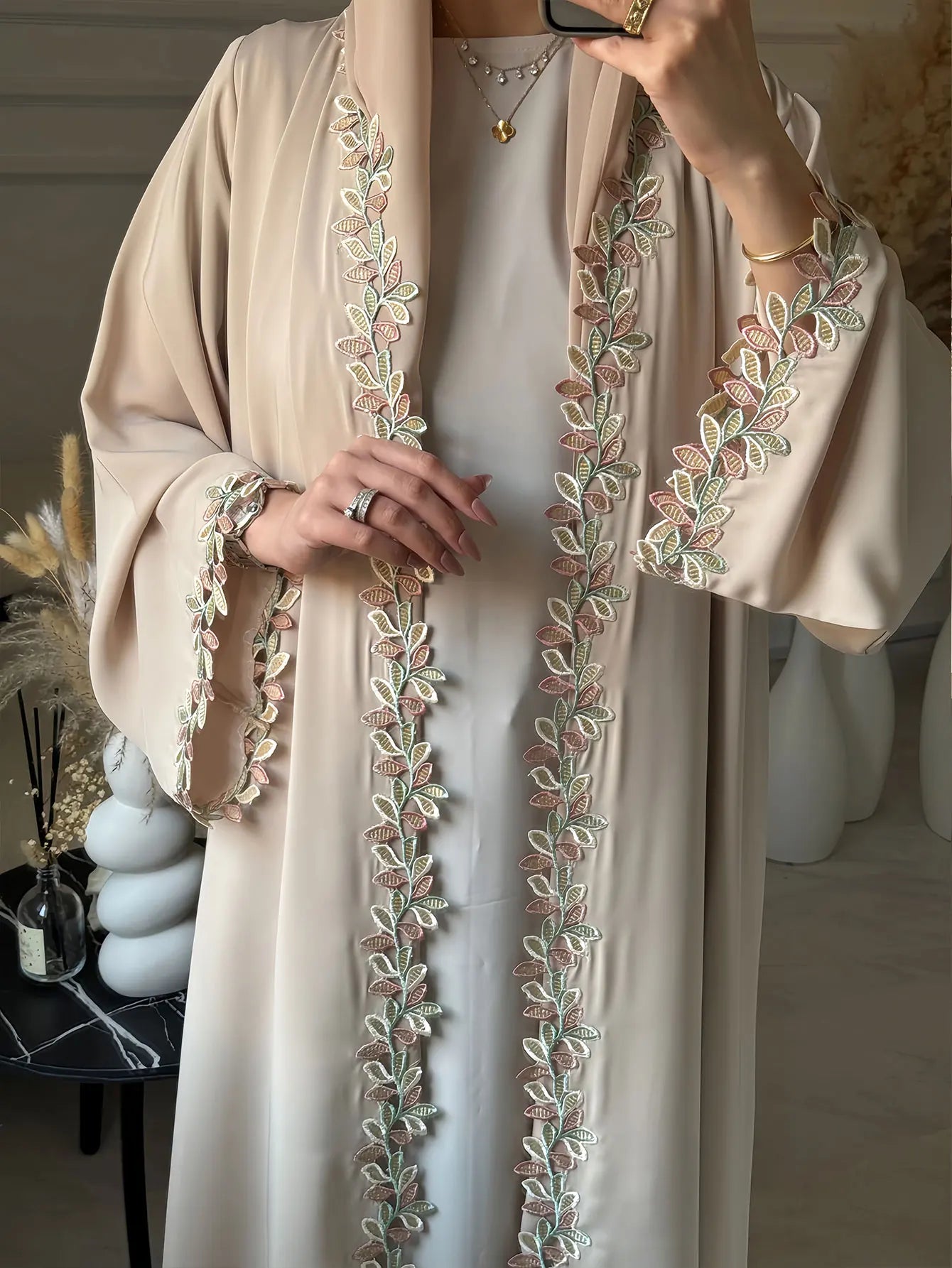 Kimono Beige Brodé — Modèle Safiya