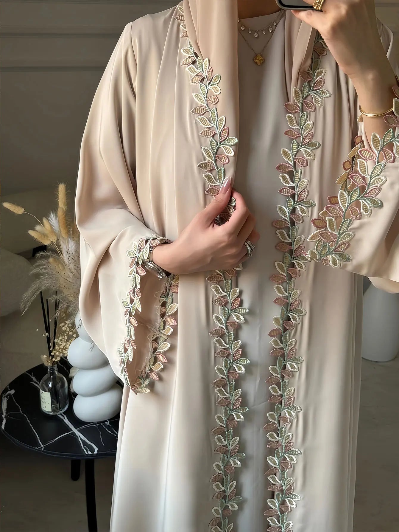 Kimono Beige Brodé — Modèle Safiya