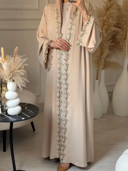 Kimono Beige Brodé — Modèle Safiya